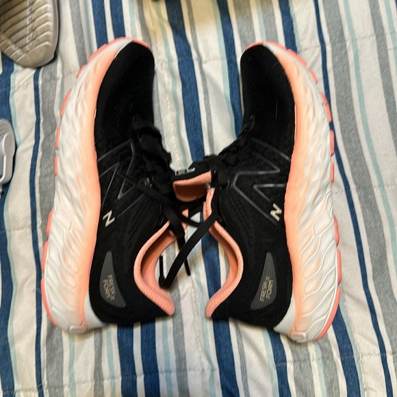 New balance tennis shoes - Picture 5 of 6